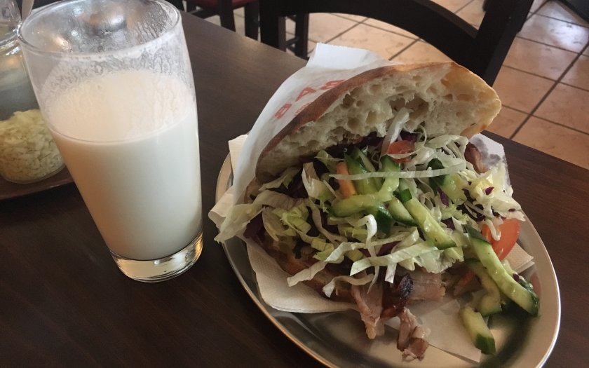 Döner im Fladenbrot mit Salat auf einem Teller im Aspendos in Berlin-Schöneberg.
